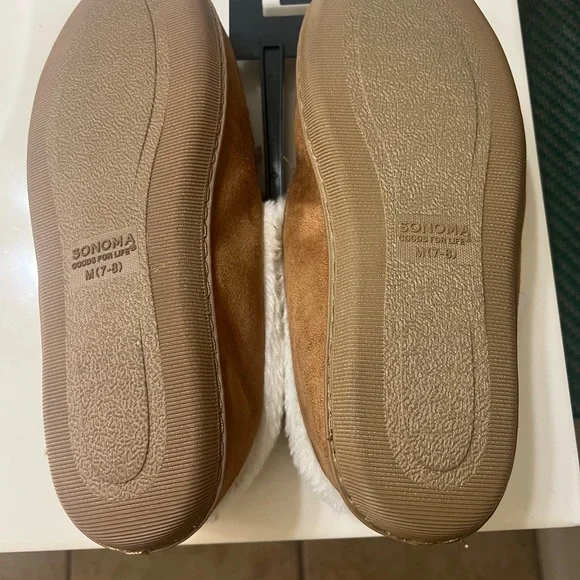 NWT Sonoma chestnut and White Fuzzy suede Slippers size M (7-8) - Picture 3 of 3